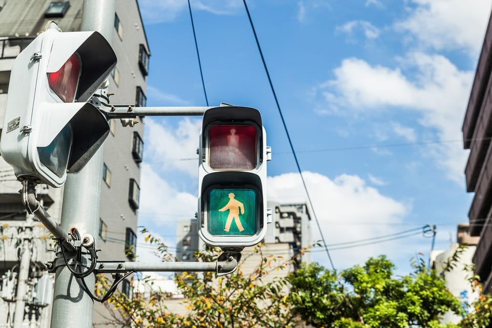 Osaka, JAPAN — 중절모를 쓴 신호등 픽토그램 | Traffic Lights, Osaka, Japan | 2016